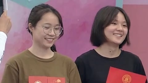 萌妹翻转式落水 何穗学妹称拿奖为节目组做衣服