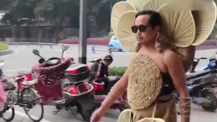 村会玩！农村大哥自学服装设计，奇装异服走上街自我宣传