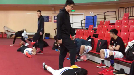 湖南师大VS贵州大学 球员赛前花式热身
