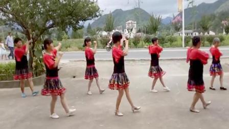乡村广场舞《套马杆》编舞: 玫香