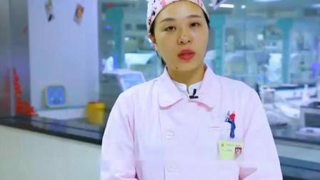 人间真情 老人心脏骤停昏倒，危机时刻两名女孩冲上来救援，感动瞬间！