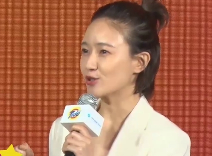 饭爱豆娱乐 焦俊艳白色西装干练亮相