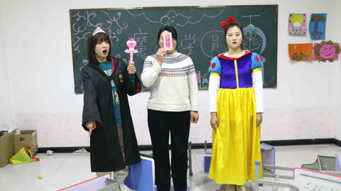 “破坏大王”在教室捣乱，小美使用“火焰术”把她打回了原形