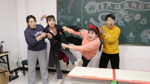 美女家务事 小晴和胖丫吵得不可开交，老师罚她们牵手唱孤勇者，友谊万岁