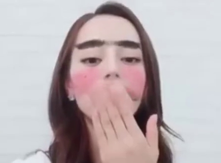 娱乐新鲜爆 迪丽热巴乱用表情真的很开心嘛