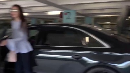 嘻嘻娱乐 2017 11月 熊黛林挺孕肚现身活动依旧穿高跟鞋走路 网友:完全不在乎孩子 171126