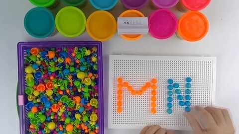 月采亲子游戏益智玩具 快乐蘑菇钉 识字母(MN)积木