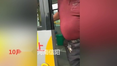 老太太追赶掌掴公交车司机 称其没有停车是违章行为