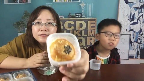梁小轩和轩妈试吃各种美食 试吃“雪媚娘蛋黄酥”