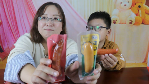 梁小轩和轩妈试吃各种美食 试吃“黑龙江特产红肠”