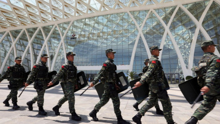中国这座桥戒备森严，过此桥要快速通过，不允许停车和拍照