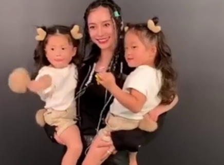 娱乐新鲜爆 angelababy单手轮流抱俩娃