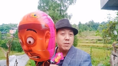 唱罢吹灯 唱歌就服这农村大叔，拿着气球飙歌真会玩，越看越搞笑