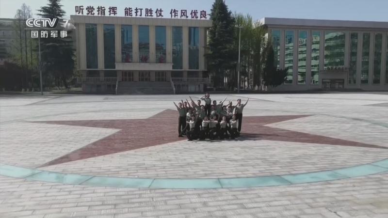 国防微视频-军歌嘹亮 《国防微视频-军歌嘹亮》 20260502 《绽放的青春》