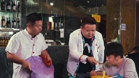 陈翔六点半 土豪犯二当街狂洒人民币