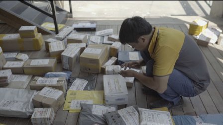 二更视频 为了多陪陪儿子 他北漂做快递员 770