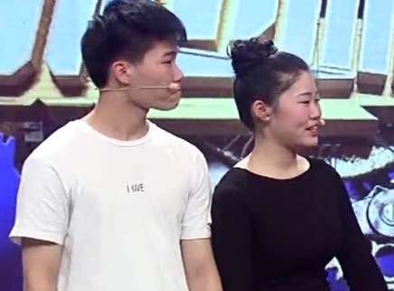 跨时代战书 暖心姐弟现场为教练征婚