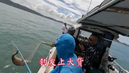阿杰今天出海钓鱼居然打龟了，幸亏钓友上一条大鮸鱼让他过足手瘾