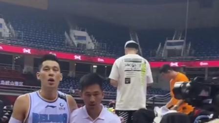 CBA热辣资讯 林书豪赛后被搀扶回更衣室！球迷：看来真把豪哥累坏了！