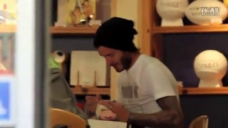 小贝陪爱子一起做彩绘陶瓷杯