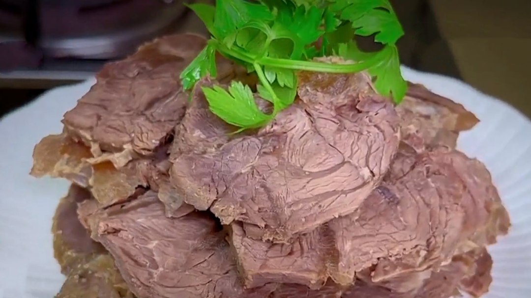 人气美食 经典冷菜盐水牛肉 花椒盐来腌制