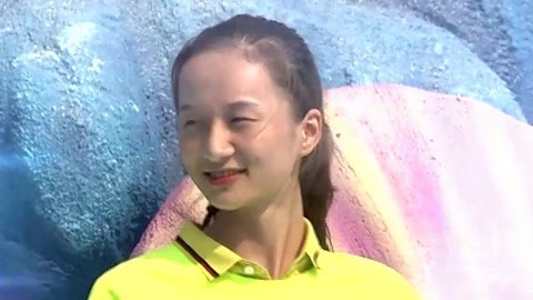 全家人观战女子成功登顶 小芬小芳前后双双落水