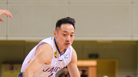 CBA 18/19赛季 江苏VS山东第二节：山东连续杀伤内线，吴冠希暴扣打成2+1