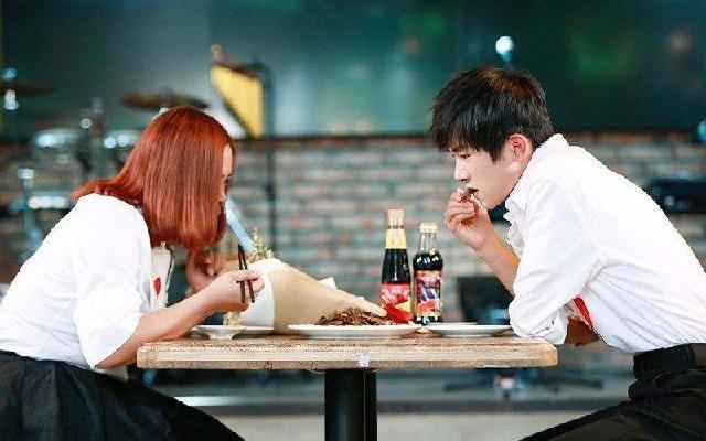 第二季《熟悉的味道》第8期:易烊千玺展厨艺 揭秘全能艺人如何养成