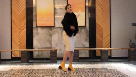 生日当天忍不住在饭店大厅跳了一曲《沙漠骆驼DJ》