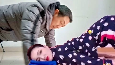 唱罢吹灯 大叔元宵节好嗨，关在家里学小姐姐爬蛆，简直笑翻天哟