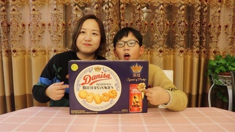 梁小轩和轩妈试吃各种美食 皇冠曲奇，年货必备哦