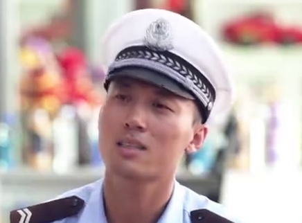 二更视频 他站在路口就能让人们为之疯狂