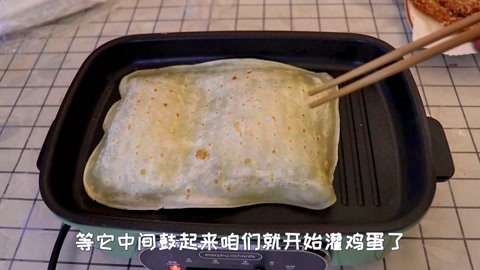 梁小轩和轩妈试吃各种美食 自制鸡蛋灌饼