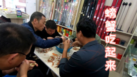 岛民阿杰玩海钓 阿杰今天起完螃蟹笼，回家就把螃蟹全给兄弟们吃，兄弟们全吃嗨了