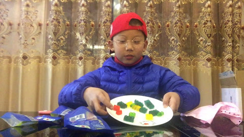 梁小轩和轩妈试吃各种美食 试喝“黄山金丝皇菊”
