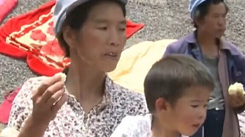 播报多看点 探访鲁甸地震安置点 湘西女孩江苏寻父