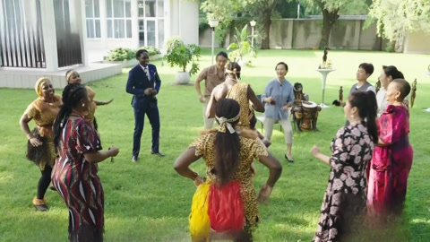 乌干达传统舞蹈绽欢乐 友好交流促中外同心