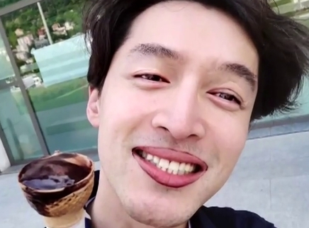 娱乐急先锋 胡歌回应搞怪自拍照