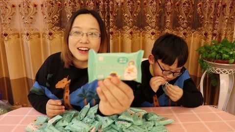 梁小轩和轩妈试吃各种美食 超级好吃的澳门蛋卷酥