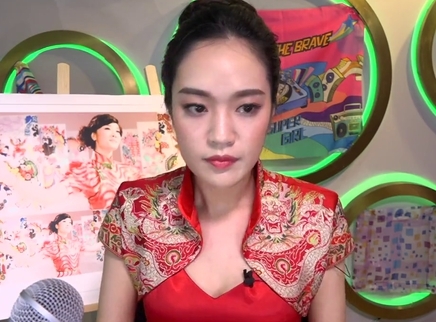 818超女聊天室 丁芙妮旗袍装秀热辣曲线