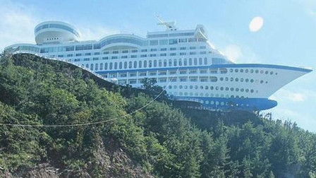 万吨巨轮不下水却开上山崖，每天游客络绎不绝，这是为什么？