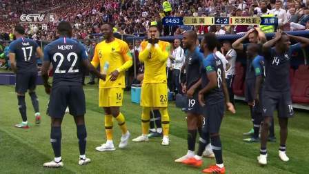 【花絮】全场比赛结束！法国队全员冲进场内庆祝夺冠