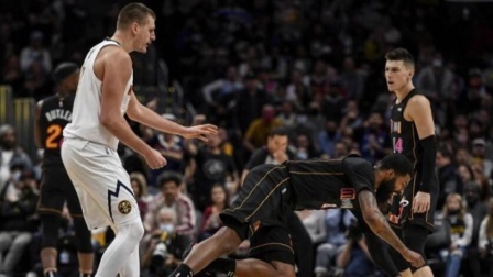 NBA热辣资讯 官方：约基奇禁赛一场 大莫里斯罚款5万 巴特勒罚款3万
