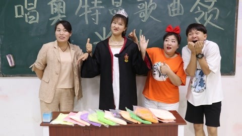 美女家务事 唱奥特曼歌曲领粘土，小晴一曲奥特曼版的孤勇者，赢了全部粘土