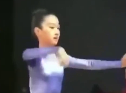 娱乐新鲜爆 文章马伊琍陪女儿参加比赛