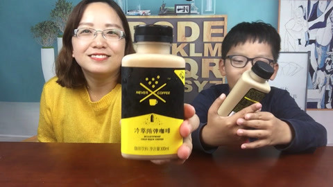 梁小轩和轩妈试吃各种美食 试喝“防弹冷萃咖啡”