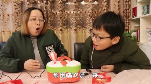 梁小轩和轩妈试吃各种美食 天空之城巧克力豆