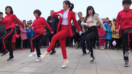 美女跳的鬼步舞真心不孬《看现场一群人围观》水泄不通