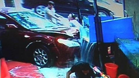 城市直通车 飞来横祸 轿车撞进烧烤店