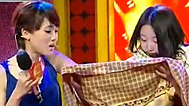 震撼一条龙 平面模特将被子化为披肩接红包